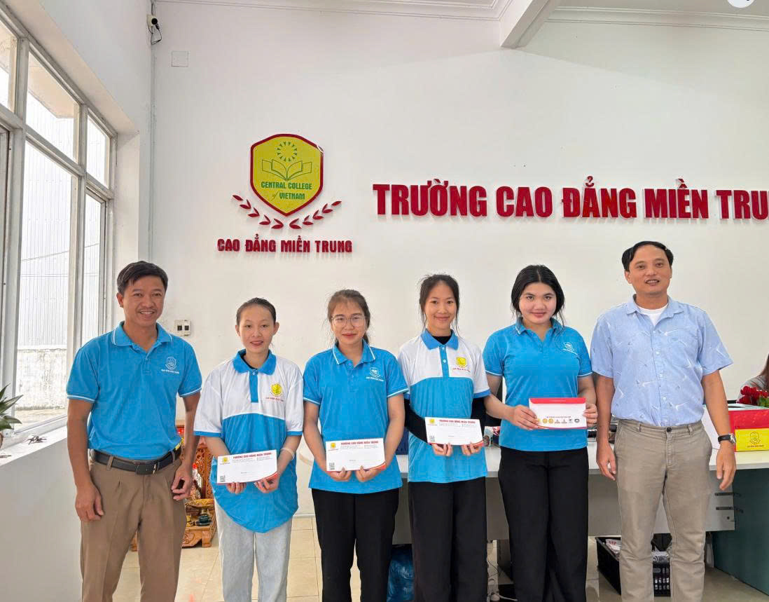 Ấm tình mùa lũ: Trường Cao đẳng Miền Trung trao hỗ trợ sinh viên vượt khó – Đợt 1/2025